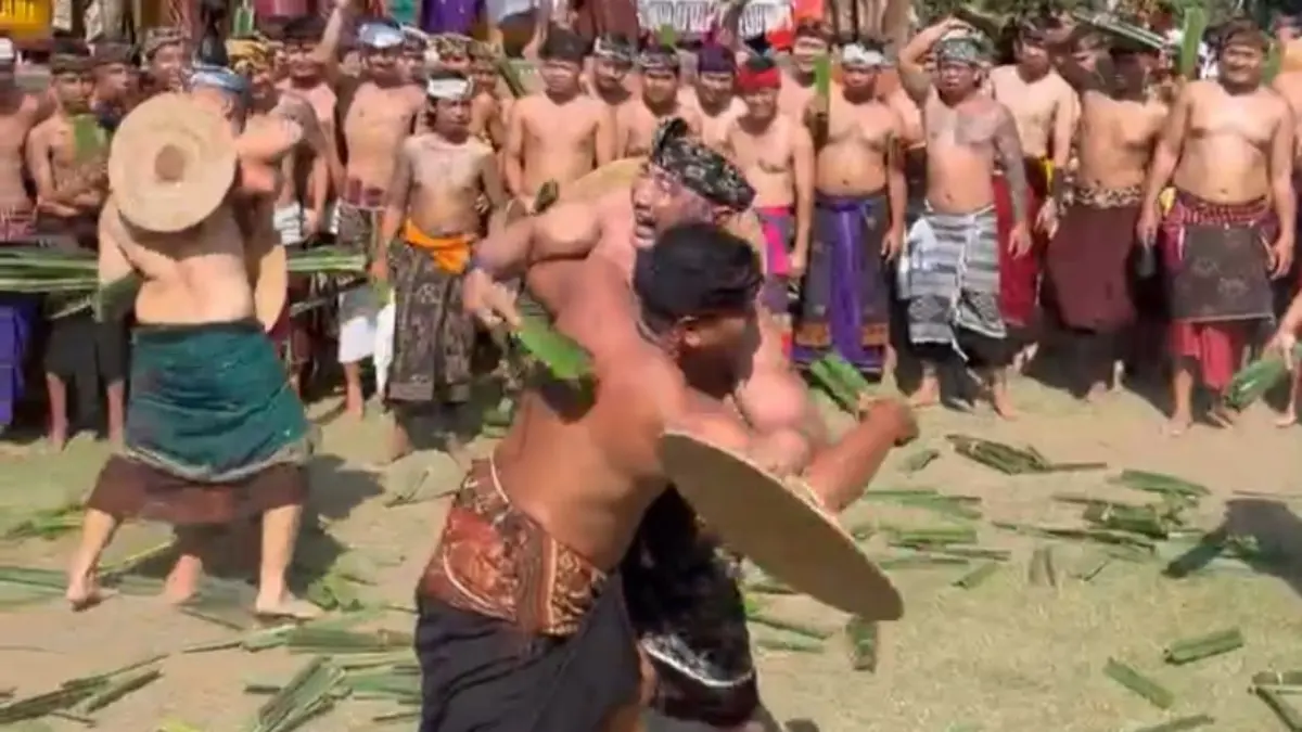Made Muliawan Arya alias De Gadjah mengikuti tradisi Mageret Pandan atau Perang Pandan di Desa Adat Tenganan Dauh Tukad, Kecamatan Manggis, Karangasem.

&nbsp;