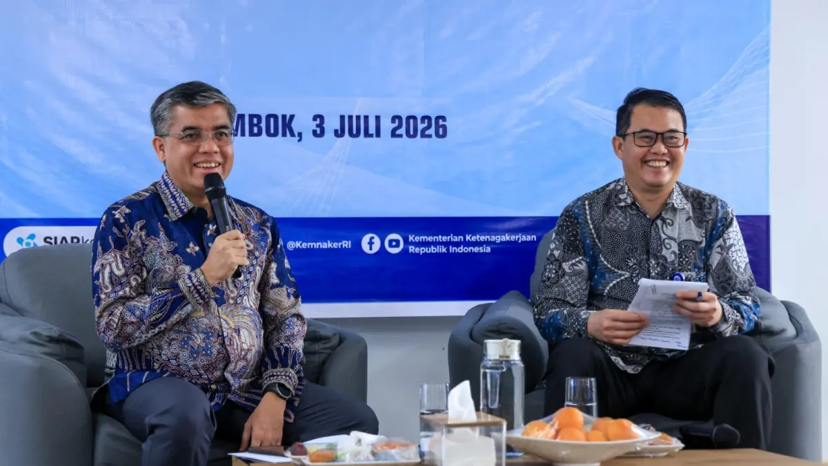Menaker Yassierli (kiri) dalam diskusi Identifikasi Ketenagakerjaan dan Pelatihan di KEK Mandalika di Lombok Tengah, Nusa Tenggara Barat (NTB), Jumat (3/7/2026). (Jaw Pos for Radar Bali)