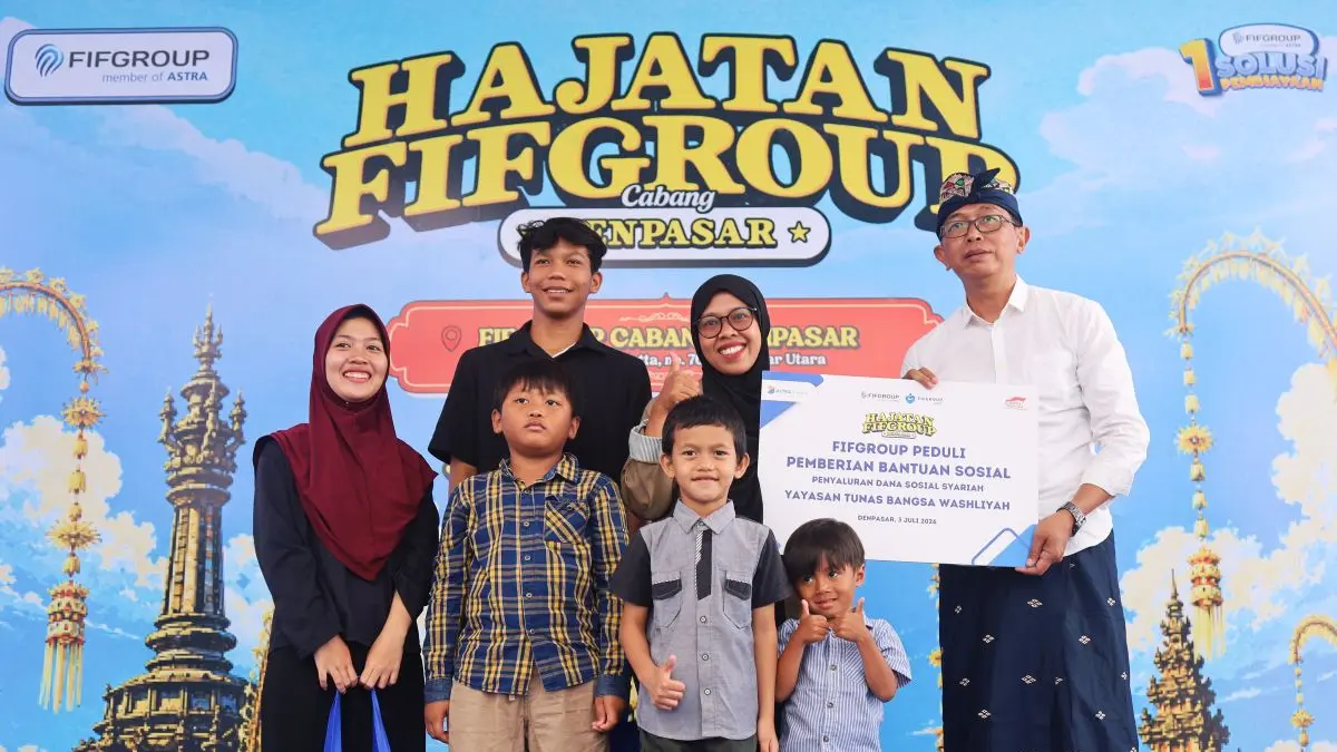 Penyerahan bantuan Dana Sosial Syariah di sela-sela gelaran Hajatan FIFGROUP Cabang Denpasar oleh Kepala Cabang FIFGROUP Denpasar, Agus Wardana (kanan) kepada Panti Asuhan Tunas Bangsa, pada 3 Juli 2026, di pelataran Kantor Cabang FIFGROUP Denpasar.
