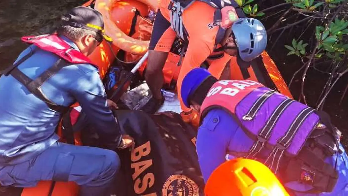TRAGIS GEGARA MABUK: Jenazah RTK, ABK&nbsp;Turmalin 384310 yang berhasil ditemukan, setelah terjatuh ke laut sejak Selasa (30/6) dini hari.( Foto: Pos Pencarian dan Pertolongan Buleleng untuk Radar Bali)

&nbsp;