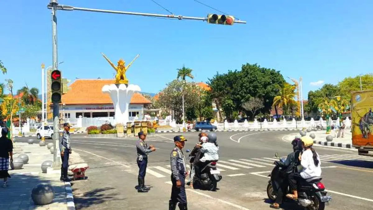 ATURAN BARU : Petugas Dishub Buleleng melakukan sosialisasi dan penegasan perubahan isyarat lampu traffic light di Jalan Ngurah Rai, kawasan Titik Nol Kota Singaraja. Dari sebelumnya belok kiri jalan terus, kini menjadi ikuti isyarat lampu. (Foto: Dishub Buleleng untuk Radar Bali)&nbsp;