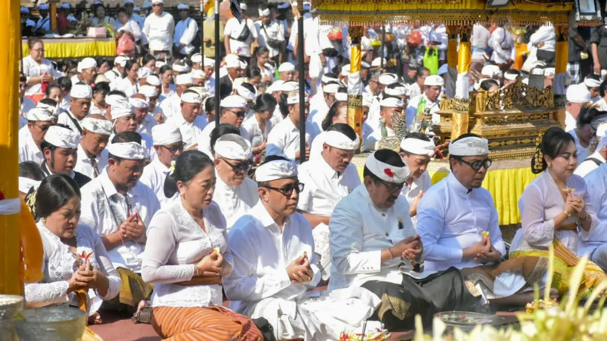 Jajaran Pemkot Denpasar yang dipimpin Walikota Denpasar, I Gusti Ngurah Jaya Negara bersama Wakil Walikota Denpasar, I Kadek Agus Arya Wibawa, Sekda Kota Denpasar, I Gusti Ngurah Eddy Mulya saat melaksanakan Bhakti Penganyar serangkajan Piodalan Satunggil Warsa di Pura Mandhara Giri Semeru Agung, Lumajang bertepatan dengan Rahina Redite Pon Wuku Medangsia, Minggu (5/7).&nbsp;