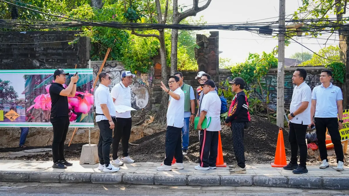 Bupati Wayan Adi Arnawa bersama Ketua DPRD Badung I Gusti Anom Gumanti melakukan inspeksi lapangan penataan kawasan pedestrian di sepanjang Pantai Kuta, Sabtu (4/7).