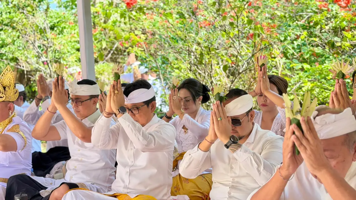 Bupati Wayan Adi Arnawa dan Wabup Bagus Alit Sucipta saat menghadiri karya Tawur Balik Sumpah Agung (Catur Niri) di Pura Luhur Uluwatu, Jumat (3/7).
