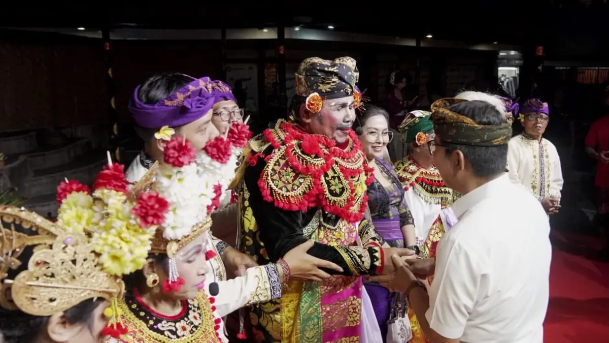 Bupati Wayan Adi Arnawa menyaksikan penampilan Arja Negak yang dibawakan oleh Pertuni Kabupaten Badung di ajang Pesta Kesenian Bali XLVIII Tahun 2026 di Kalangan Angsoka, Taman Budaya Art Center, Denpasar, Kamis (2/7).