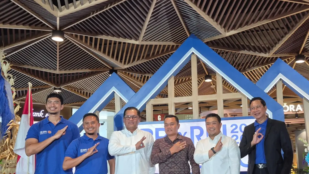 INTERAKTIF: Seusai dibuka oleh perwakilan BRI dan REI serta staff ahli Pemkot Denpasar, penampilan musisi Dudy Oris turut meramaikan pembukaan pameran pada Sabtu (4/7) di Living World Mall Denpasar.