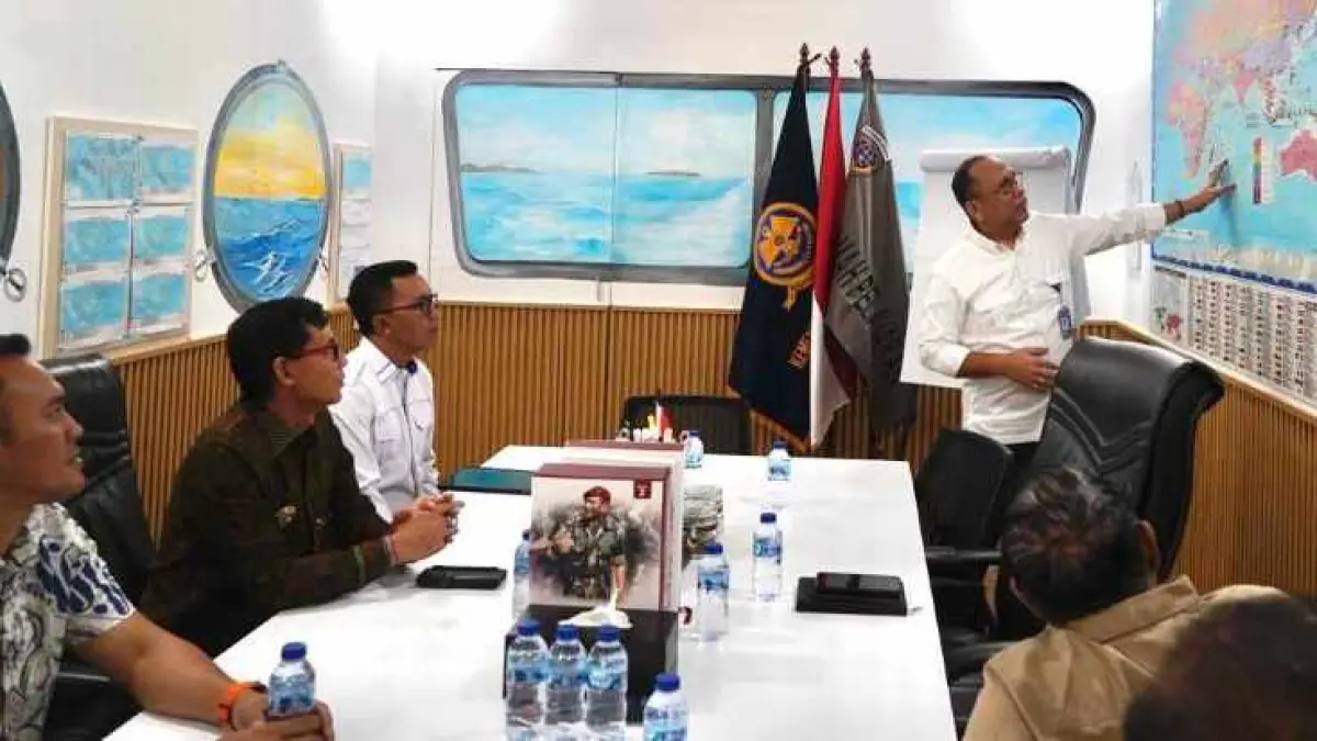 KONSULTASI: Bupati Klungkung, I Made Satria diterima berkonsultasi dengan Ketua Mahkamah Pelayaran Kemenhub RI, Capt. Sahattua P. Simatupang. ( Foto: Humas Pemkab Klungkung)