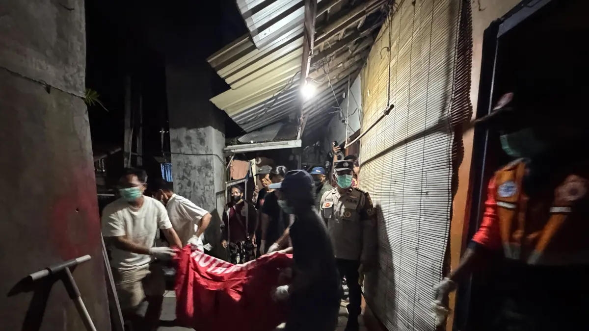 MENGAGETKAN: Petugas kepolisian bersama tim PMI dan Inafis mengevakuasi dua warga yang ditemukan meninggal dunia di lokasi berbeda di Kota Denpasar. (ist/radarbali.id)