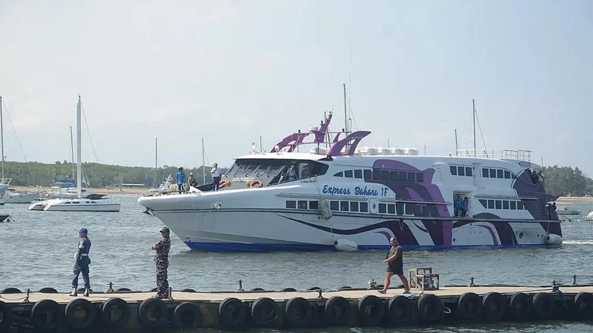 STOP OPERASI: Kapal Cepat rute Banyuwangi–Denpasar sepi peminat sehingga berhenti beroperasi pada Januari lalu. Padahal, kapal ini diharapkan dapat mengurangi kemacetan lalu lintas, terutama saat mudik Lebaran Idulfitri. (ADRIAN SUWANTO/radarbali.id)