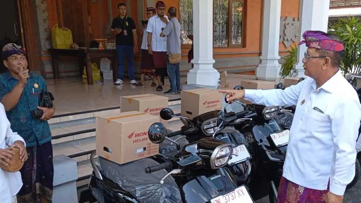 BUKAN UNTUK BERGAYA : Bupati Buleleng, I Nyoman Sutjidra diantara sembilan sepeda motor, yang diberikan kepada MDA kecamatan atau majelis alitan. Diingatkan kendaraan itu hanya untuk kegiatan pembinaan adat, bukan dipakai untuk keluarga.(francelino Junior)