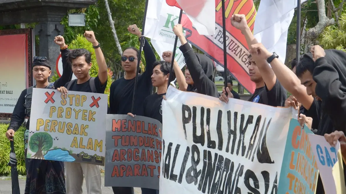 Aksi simbolik "Grubug Agung, Pulihkan Bali dan Indonesia di depan monumen perjuangan rakyat Bali Bajra Sandhi Renon, Senin 6 Juli 2026. (ADRIAN SUWANTO/radarbali.id)