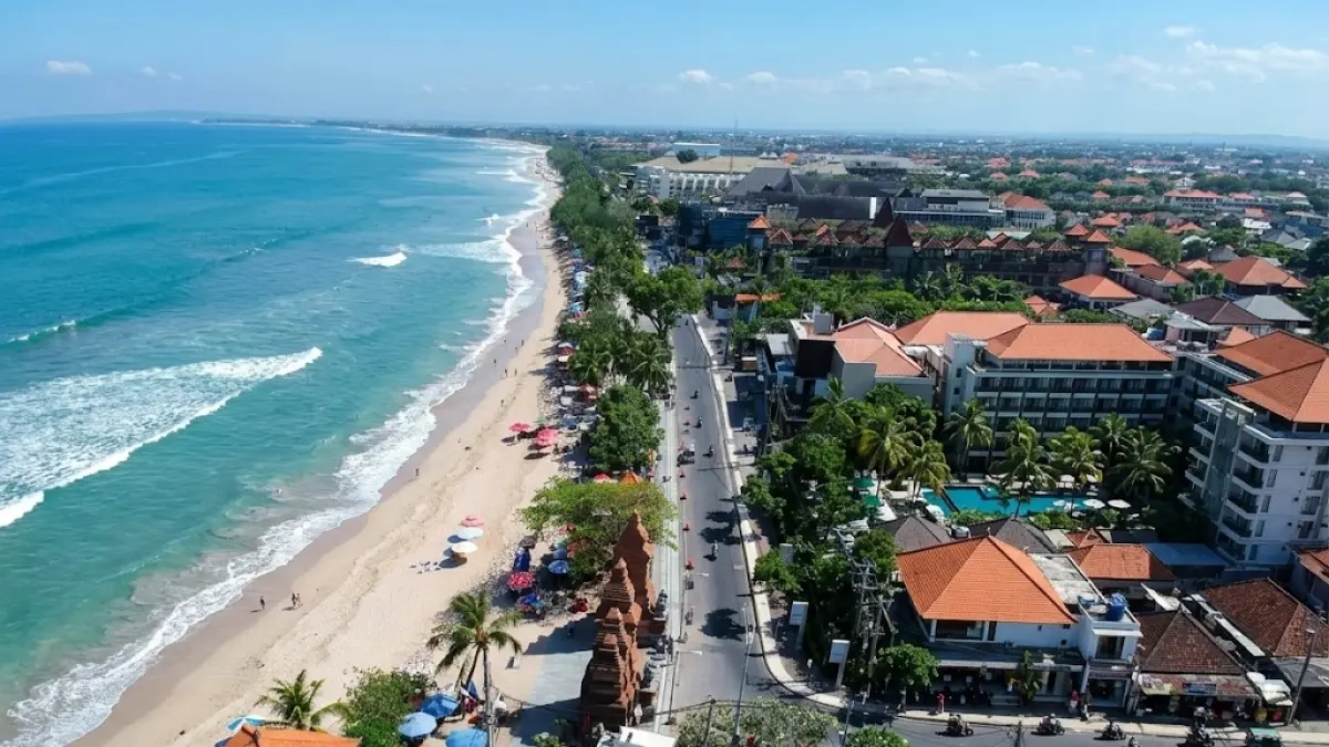 Kawasan Pantai Kuta. Jalan Pantai Kuta akan dilengkapi trotoar 3,5 meter di dua sisi, ditetapkan sebagai kawasan bebas parkir.  