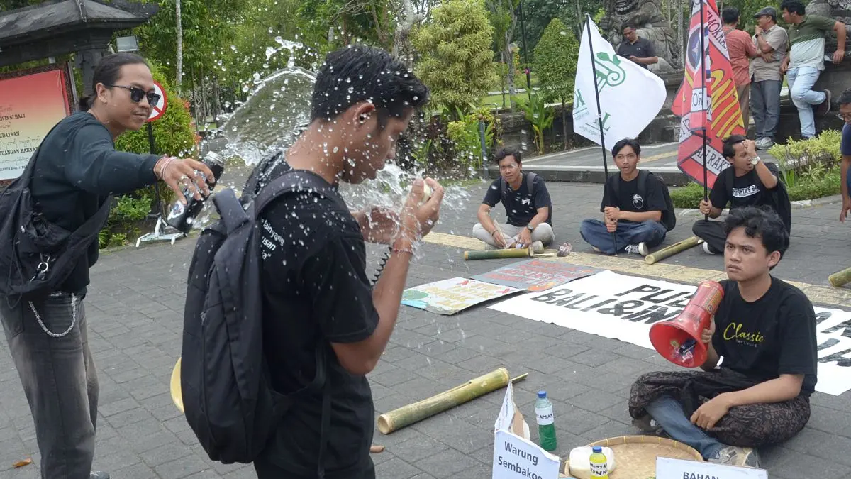 KONTEMPLASI: Aksi kontemplasi peserta aksi Grubug Agung di Renon, Senin 6 Juli 2026. (ADRIAN SUWANTO/radarbali.id)