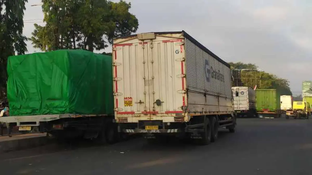 PANEN KELUHAN DAN SOROTAN: Truk parkir liar di jalan nasional depan terminal penumpang Gilimanuk. (M.Basir/Radar Bali)