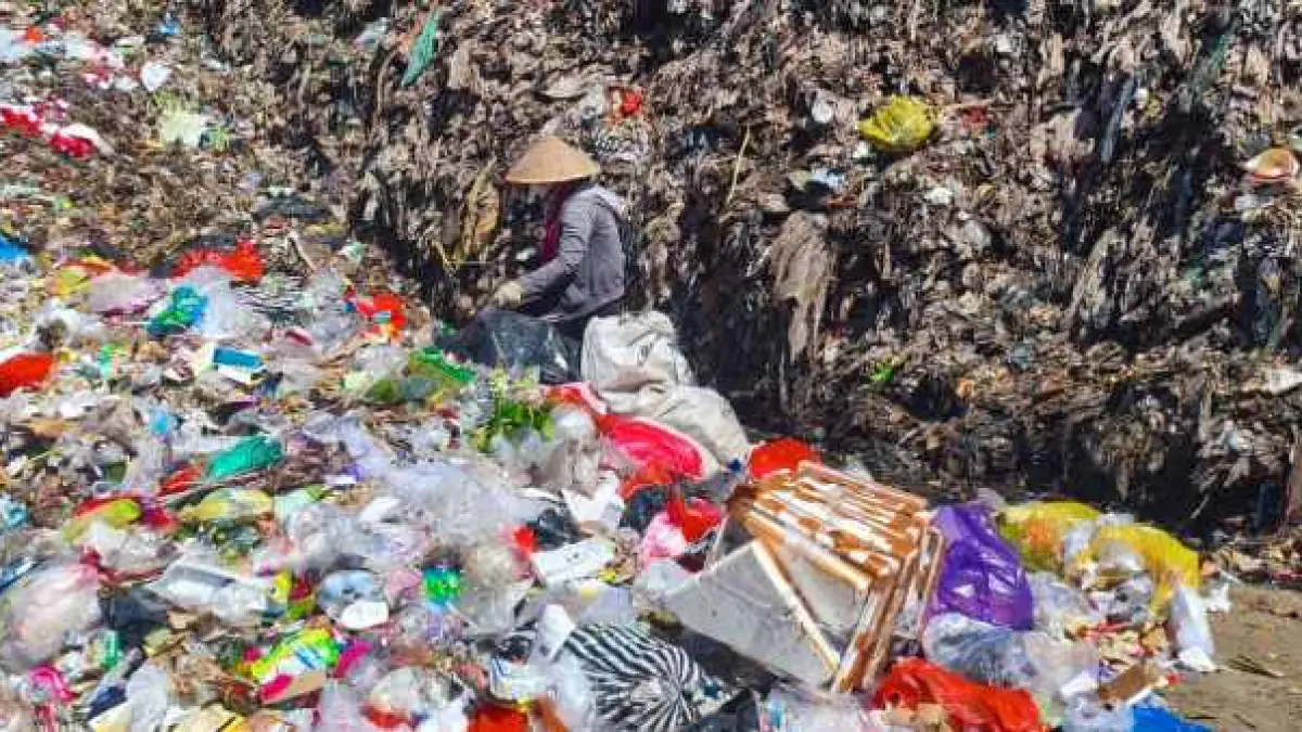 SAMPAH ORGANIK SUDAH MENURUN : Gunungan sampah di TPA Peh Jembrana. (M.Basir/Radar Bali)