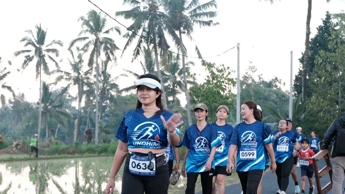SEGAR DAN INDAH: Sejumlah peserta Undhira Run 2026 terlihat menyusuri tepian sawah di kawasan Carangsari Badung.