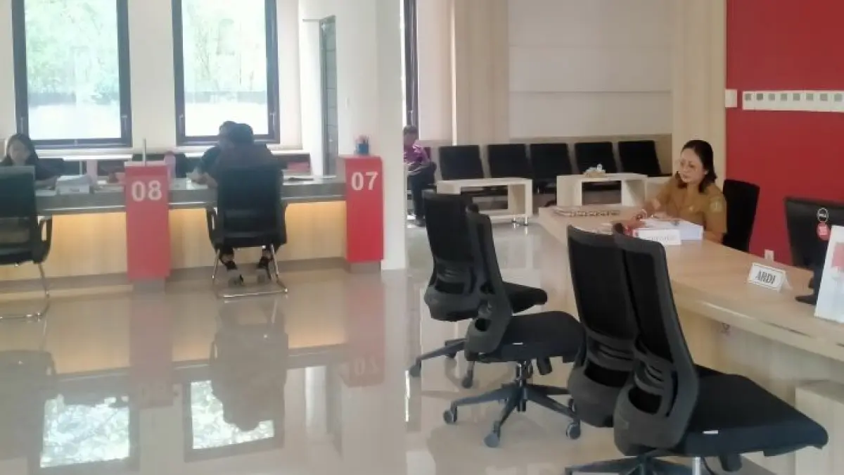 TUNTASKAN SISTEM DIGITAL : Suasana pelayanan perizinan di MPP Tabanan.&nbsp;(juliadi/radar bali)