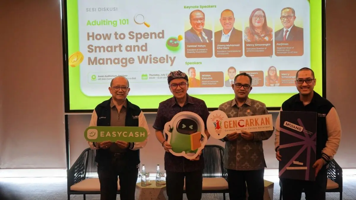 (Kiri-Kanan) Komisaris Independen Easycash Nadjib Riphat Kesoema, President United In Diversity (UID) Foundation Tantowi Yahya, Kepala Otoritas Jasa Keuangan Provinsi Bali Parjiman dan Komisaris Utama Easycash Jimmy Muhamad Rifai Gani berfoto bersama usai pelaksanaan kegiatan UID Talk x Easycash bertajuk "Adulting 101: How to Spend Smart and Manage Wisely" yang diselenggarakan Easycash bersama UID Foundation di UID Bali Campus, Kawasan Ekonomi Khusus (KEK) Kura Kura Bali, Kamis (2/7/2026).