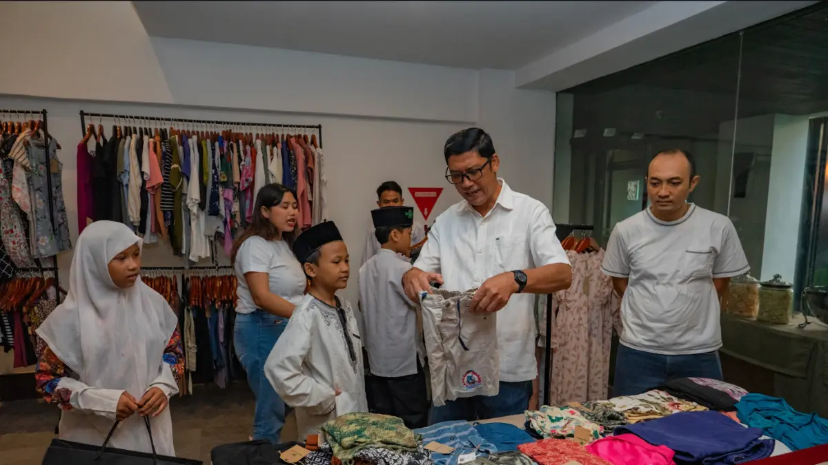 BERBAGI:  Panti Asuhan Sakinah saat memilih bisana sentuhan Pullman Bali Legian, Kuta. (PR Pullman Bali for radarbali.id)