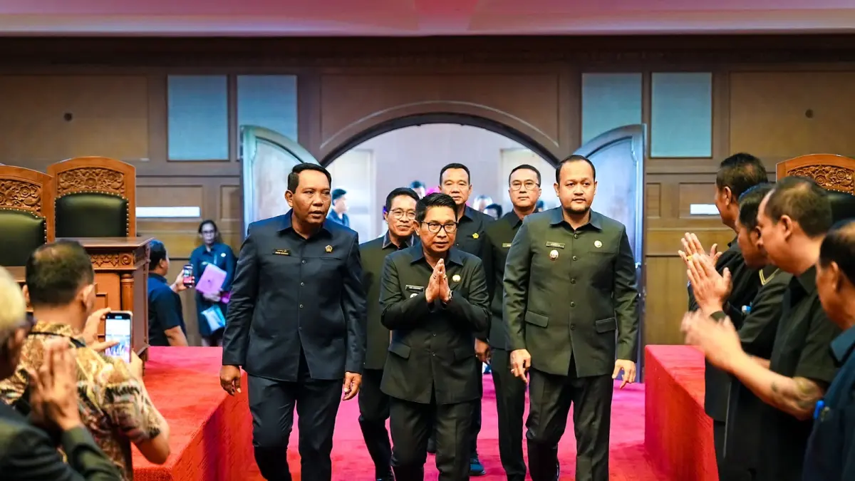 Bupati Adi Arnawa saat rapat paripurna, di Ruang Sidang Utama Gosana, Gedung DPRD Badung, Senin, (6/7/2026).