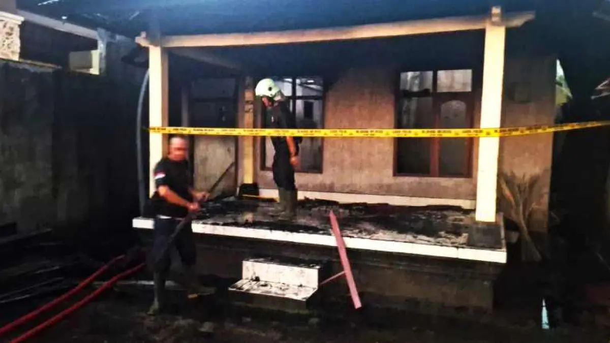 DIPASANGI GARIS POLISI: Rumah milik Pong usai api yang melalap rumahnya berhasil dipadamkan.(Istimewa)