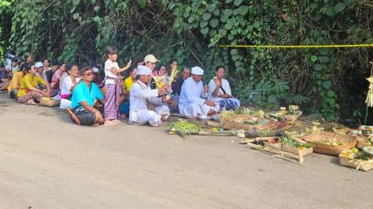 GELAR UPACARA : Sejumlah ritual digelar di lokasi tempat beredamnya korban sebelum ditemukan tidak bernyawa, tepatnya di kawasan aliran Sungai Bubuh, Pesona Lepang, Kecamatan Banjarangkan. (Dewa Ayu Pitri Arisanti)