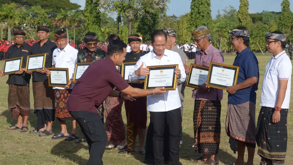 PILAH SAMPAH: Wakil Menteri Koordinator Bidang Pangan, Hanif Faisol Nurofiq saat apel siaga pilah sampah di Renon Denpasar, 7 Juli 2026. (ADRIAN SUWANTO/radarbali.id)