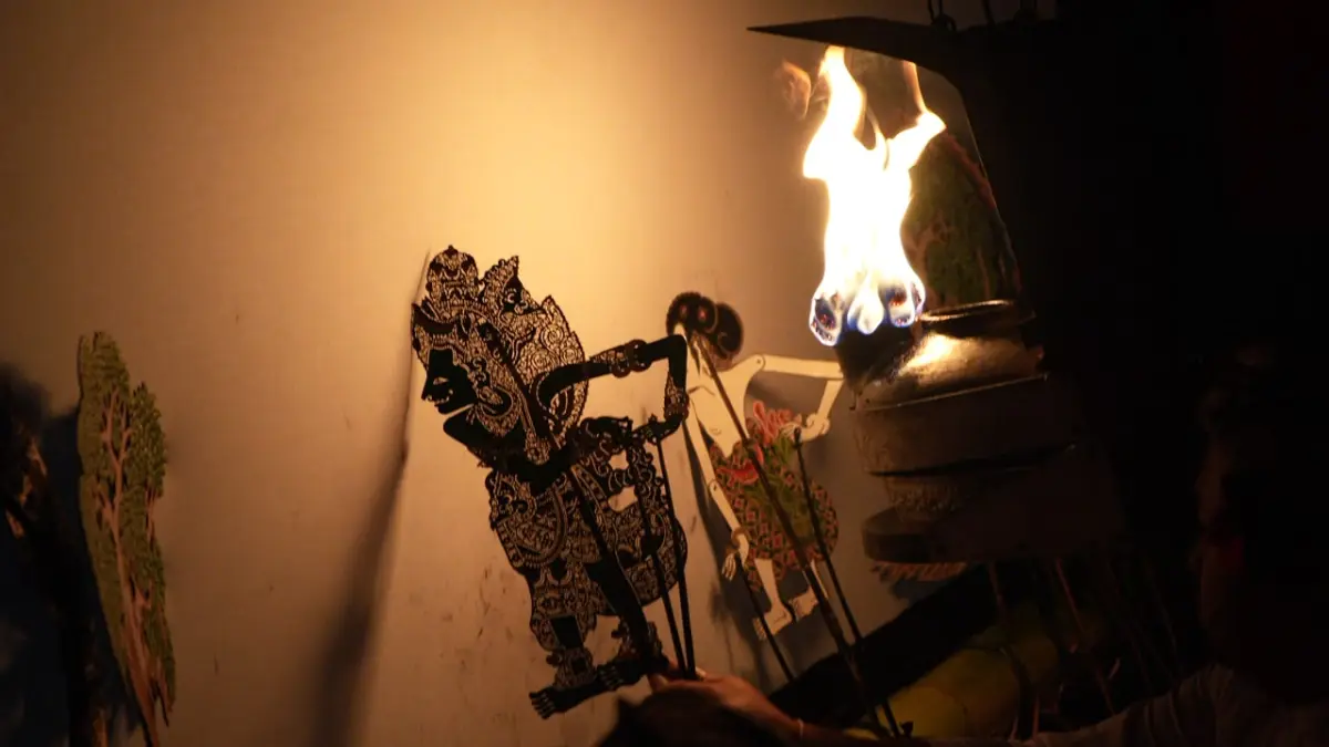 Sanggar Seni Dhanan Jaya Banjar Pengayehan Desa Cemagi Kecamatan Mengwi sebagai Duta Seni Kabupaten Badung tampil dalam Utsawa (Parade) Wayang Kulit dalam Pesta Kesenian Bali (PKB) XLVIII tahun 2026 di Depan Gedung Kria Art Center Denpasar, senin (06/07/2026).