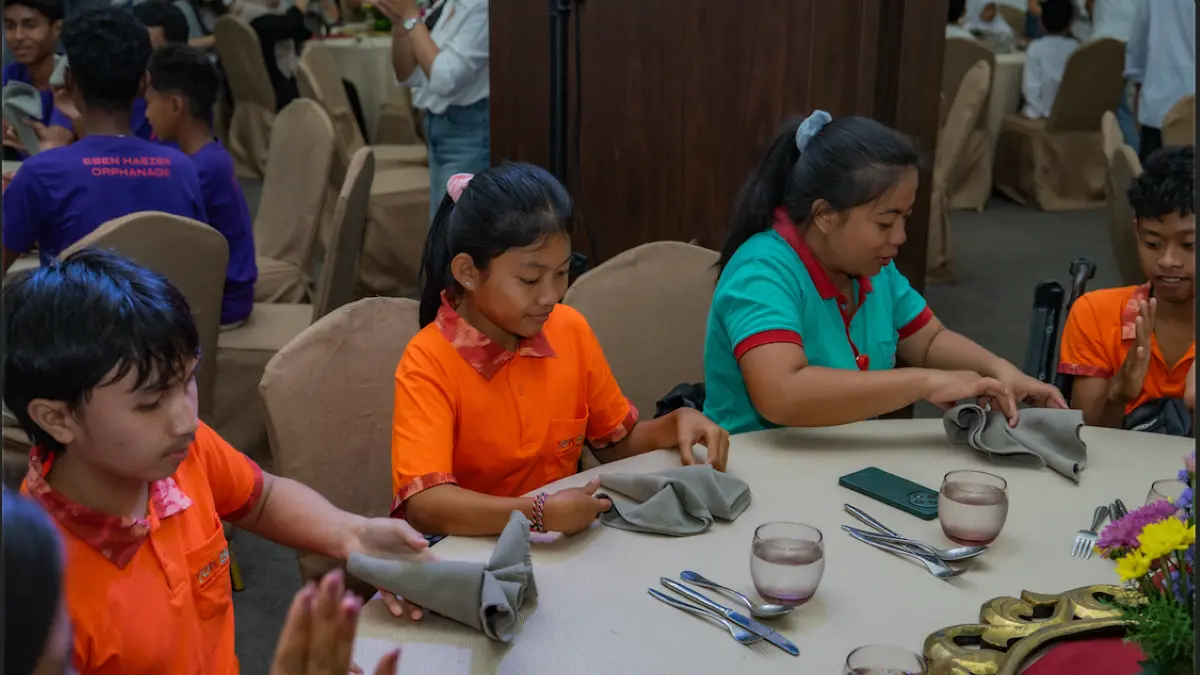 Sejumlah anak Panti Asuhan diajari cara melipat sebet menjadi bentuk angsa di Pullman Bali Legian
