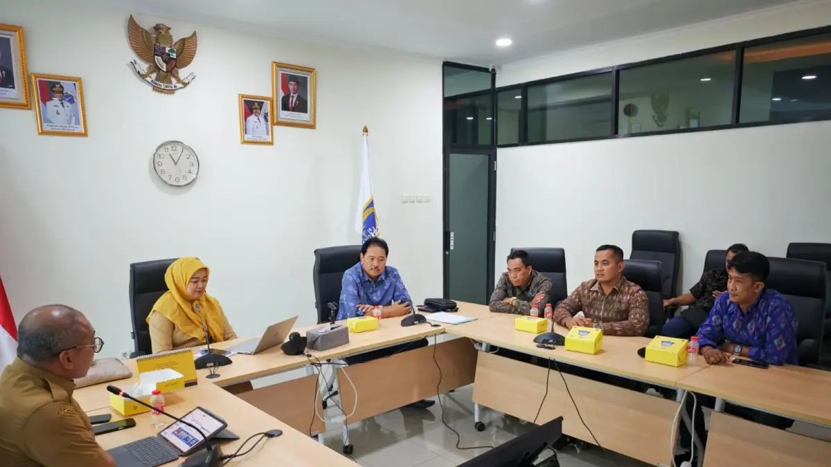 STUDI TIRU: : Sekretaris DPRD Bali I Ketut Nayaka memimpin rombongan Humas DPRD Bali dan Forum Wartawan DPRD Bali saat melakukan study tour ke Dinas Tenaga Kerja, Transmigrasi, dan Energi (Disnakertransgi) DKI Jakarta, Selasa (7/7/2026). (ANDRE SULLA/radarbali.id)