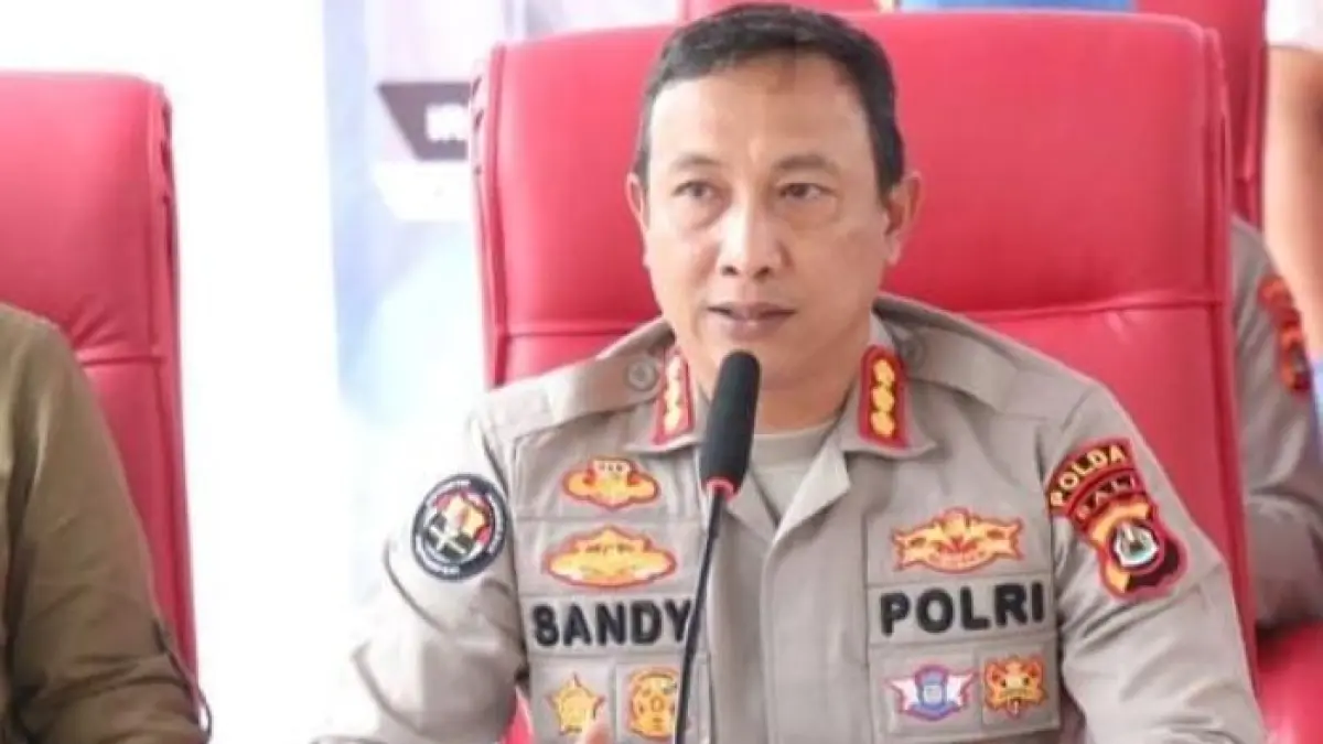 TEGAS: Kabid Humas Polda Bali Kombes Pol Ariasandy, SIK., memberikan keterangan pers terkait oknum Kanit Reskrim Polsek Kuta yang dinyatakan positif mengonsumsi narkotika jenis ekstasi. (ist/radarbali.id)