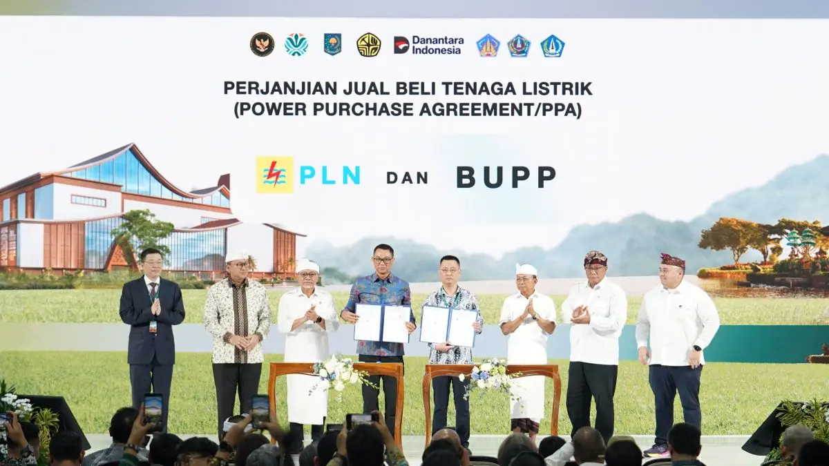 PROGRAM KELISTRIKAN: Rosan Roeslani, CEO Danantara Indonesia ( ) Menteri, Zulkifli Hasan, Menteri Koordinator Bidang Pangan (tiga dari kiri) dan Gubernur Bali Wayan Koster (tiga dari kanan) saat peresmian PSEL Bali di Benoa, Denpasar Selatan.(DOK. DANANTARA INDONESIA for radarbali.id)