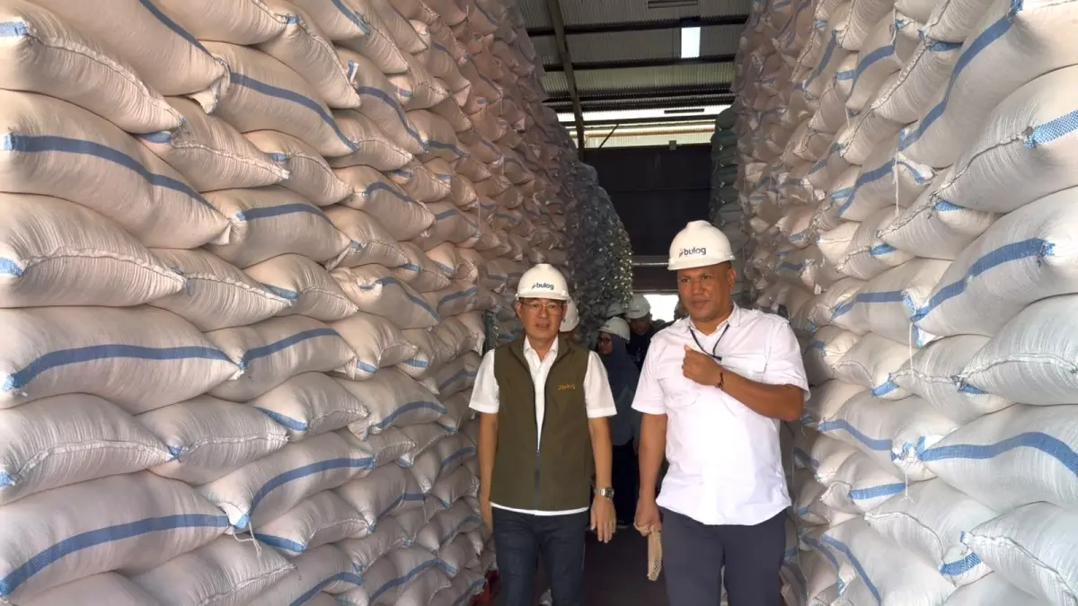 CUKUP AMAN: Direktur Keuangan Perum BULOG dan Pemimpin Wilayah Perum BULOG Kantor Wilayah Bali, Simon Melkisedek Lakapu, saat cek gudang beras di Sempidi Badung. (Humas BULOG Bali untuk radarbali.id)