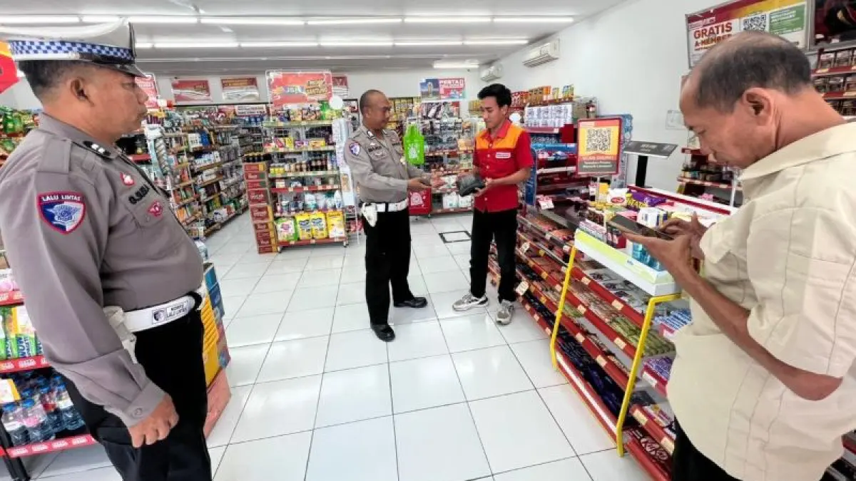 DIAMANKAN: Anggota polsek negara mengamankan dompet yang tertinggal dan mengembalikan kepada pemilik.(Polsek Negara)