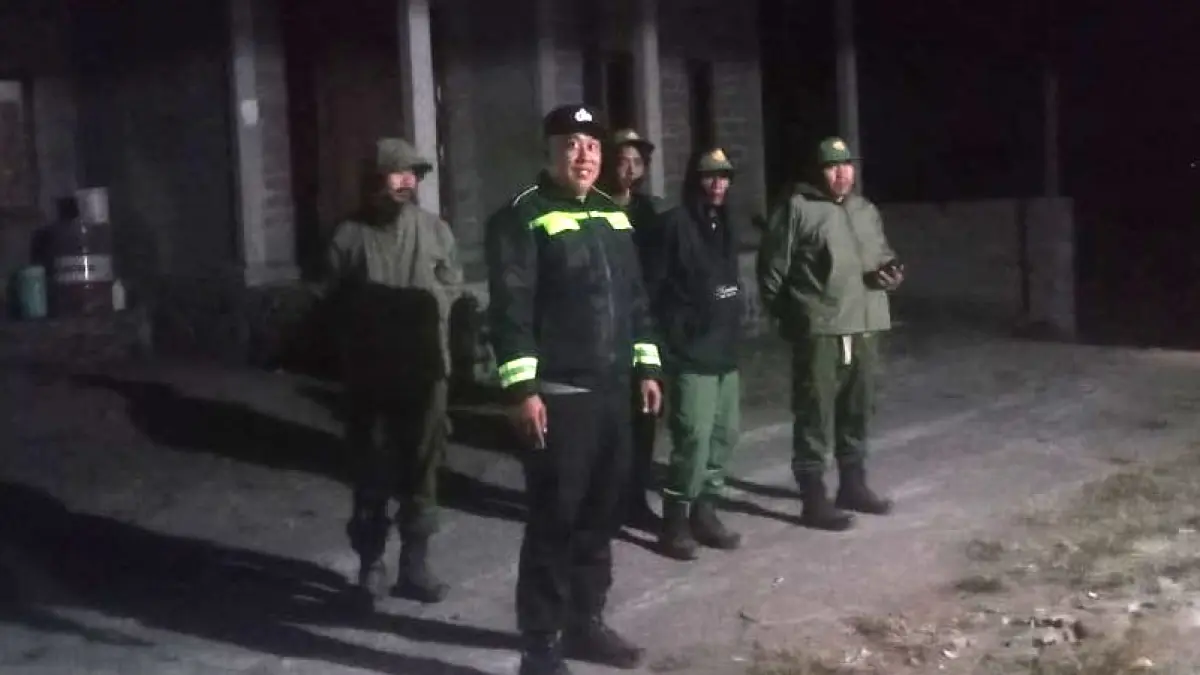 DIPANTAU : Aparat mengawasi rumah Darsana, seorang ODGJ di Desa Sukawana, Kintamani ,Bangli(Polsek Kintamani)