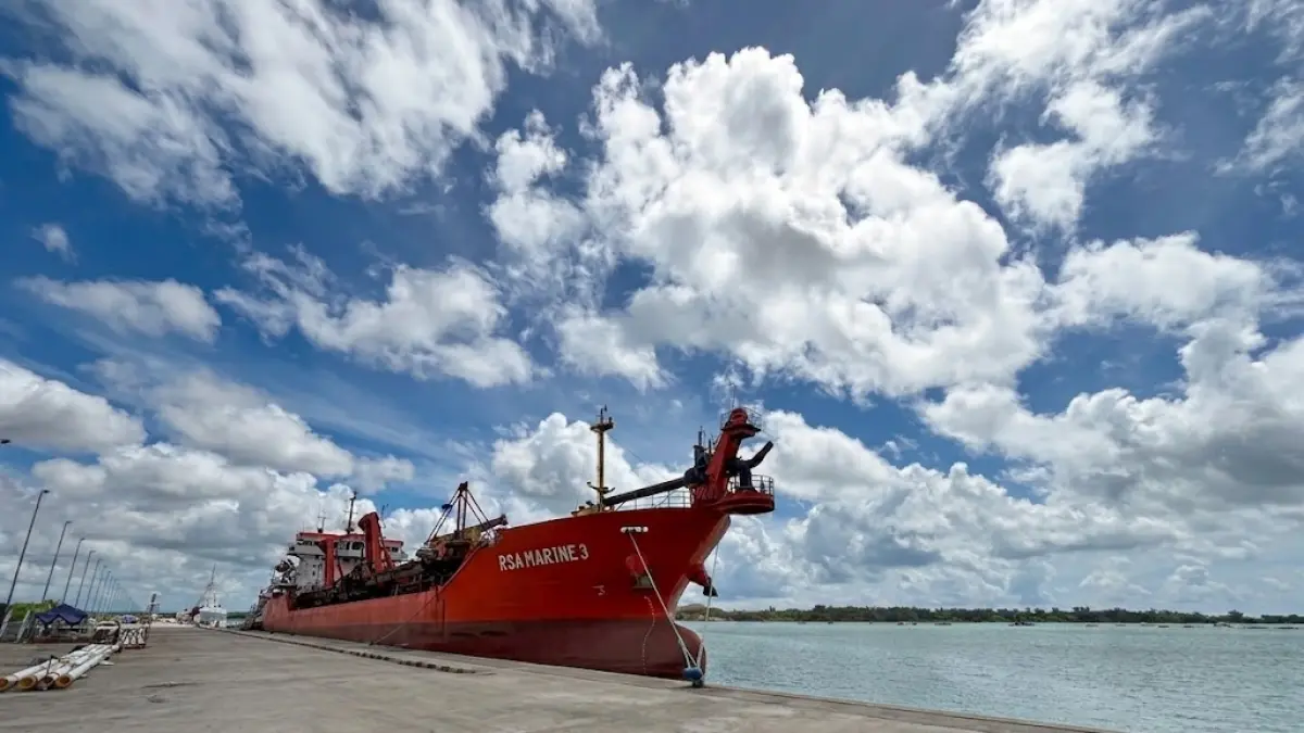 Kapal pengeruk pasir untuk revitalisasi Pantai Kuta saat bersandar di Pelabuhan Benoa. Kapal ini kini tidak bisa beroperasi karena rusak akibat gelombang tinggi.