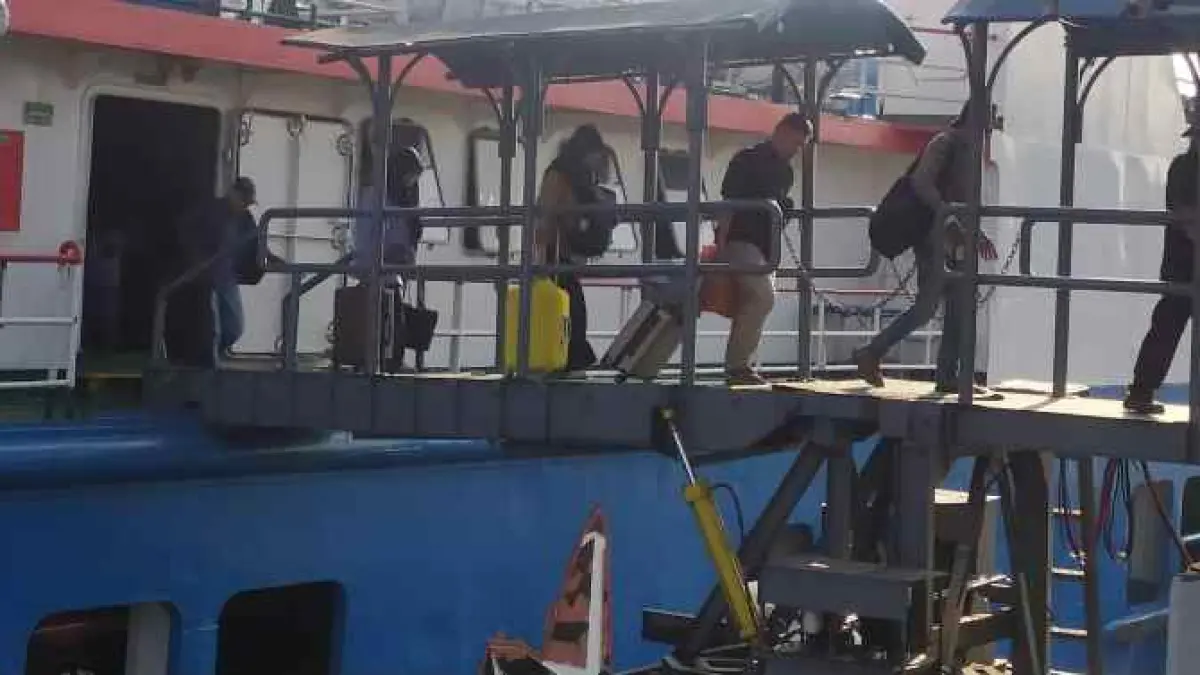 MENINGKAT: Arus penyeberangan pemotor dan pejalan kaki meningkat. (M.Basir)