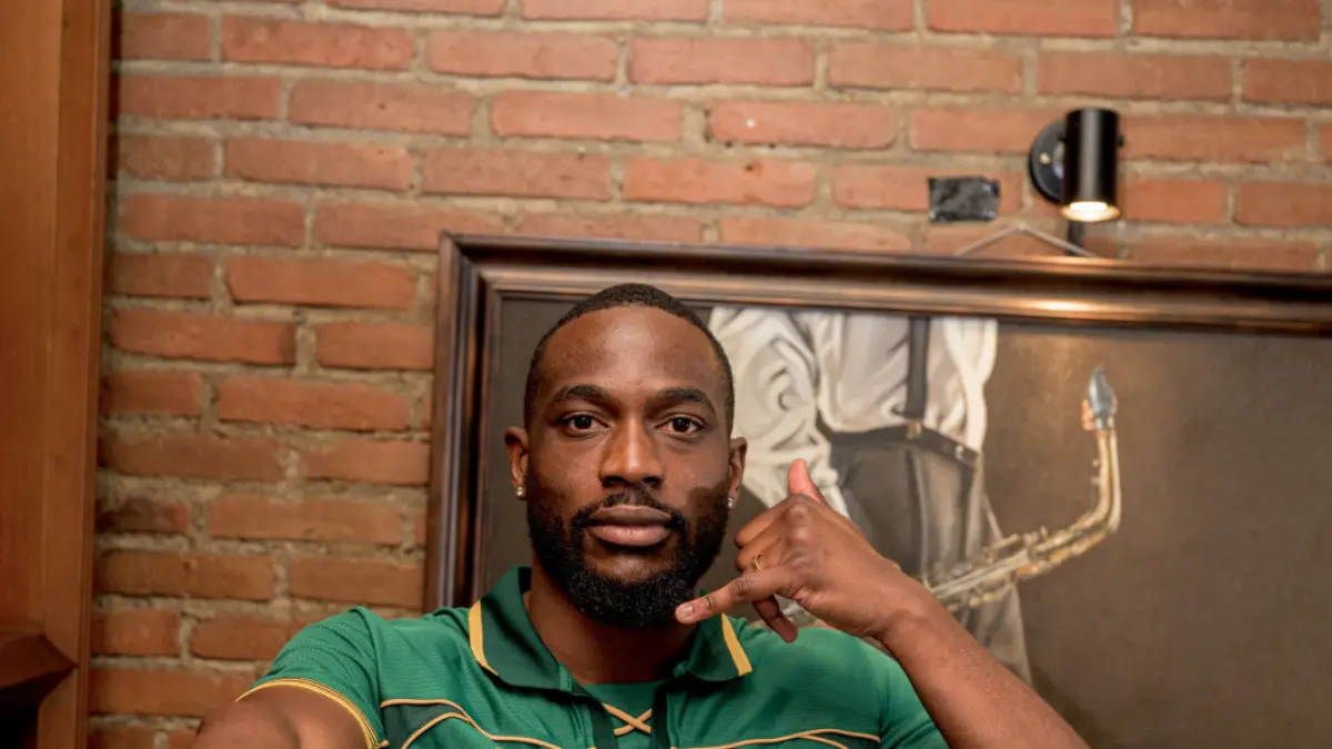 Striker Kongo Yann Kevin Mabella resmi direkrut Persebaya Surabaya.