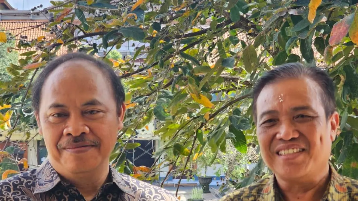 URBAN FARMING: Direktur SEAMEO BIOTROP, Prof. Edi Santosa  (kanan) dan Kepala Sekolah (Kasek) SMAN 1 Denpasar, I Made Rida di sela-sela pelatihan urban farming di SMAN 1 Denpasar, Selasa (7/7/2026). (NI KADEK NOVI FEBRIANI/radarbali.id)