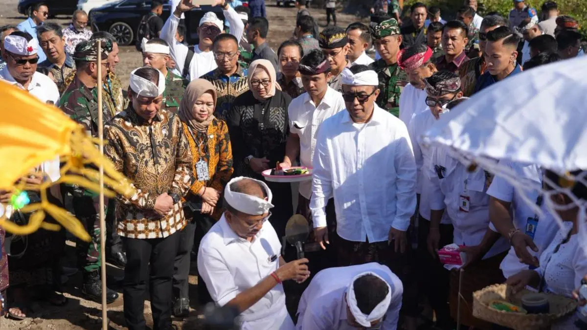 YAKIN JALAN: Gubernur Bali Wayan Koster dan sejumlah pejabat pusat dan Danantara saat peletakan batu pertama pembangunan PSEL di Denpasar Selatan.(ADRIAN SUWANTO/radarbali.id)
