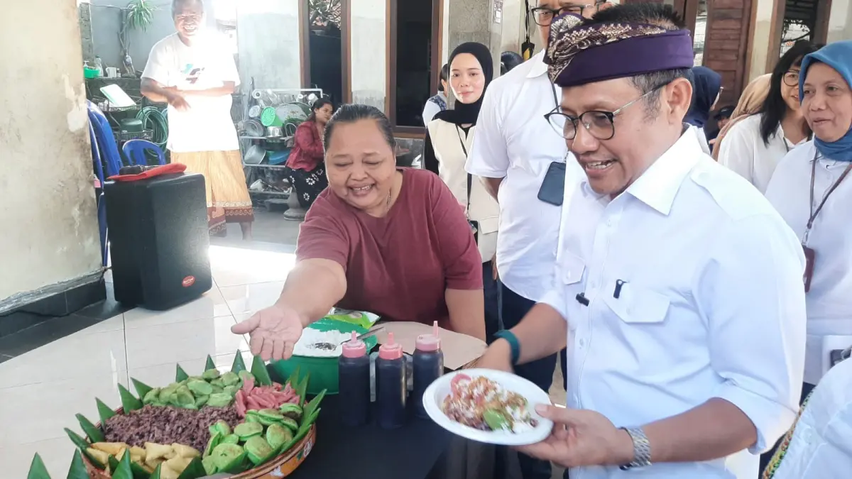 100 RIBU: Menko Pemberdayaan Masyarakat Muhaimin Iskandar mencicipi jajanan Bali salah satu nasabah PNM  Kelompok Mekaar Kesiman 1, Kamis (9/7/2026). Pada kesempatan itu Cak Imin membayar seporsi Rp 100 ribu. (M. RIDWAN/radarbali.id)