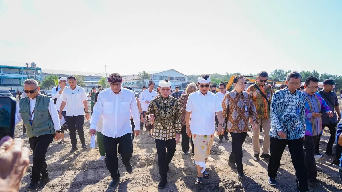 Bupati Adi Arnawa menghadiri peletakan batu pertama (groundbreaking) PSEL Denpasar Raya di kawasan Pelabuhan Benoa, Denpasar, Rabu (8/7).