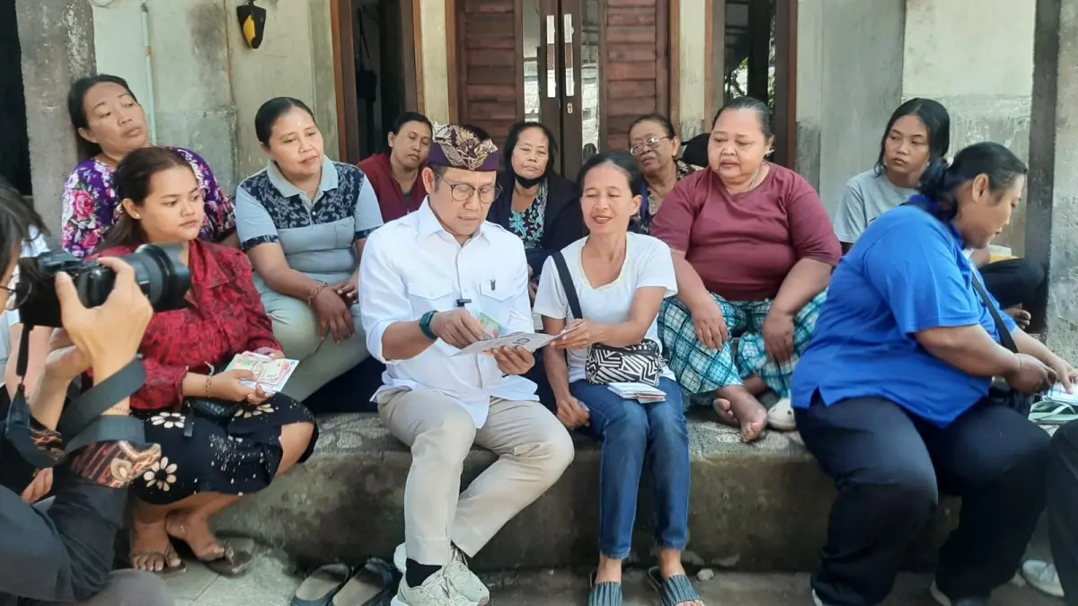 CEK KREDIT: Menko Pemberdayaan Masyarakat Muhaimin Iskandar alias Cak Imin, saat cek keaktifan ibu-ibu yang terbantu dengan dana kredit PNM Mekaar Kesiman 1 Denpasar Timur Bali, Kamis (9/7/2026). (M. RIDWAN/radarbali.id) 