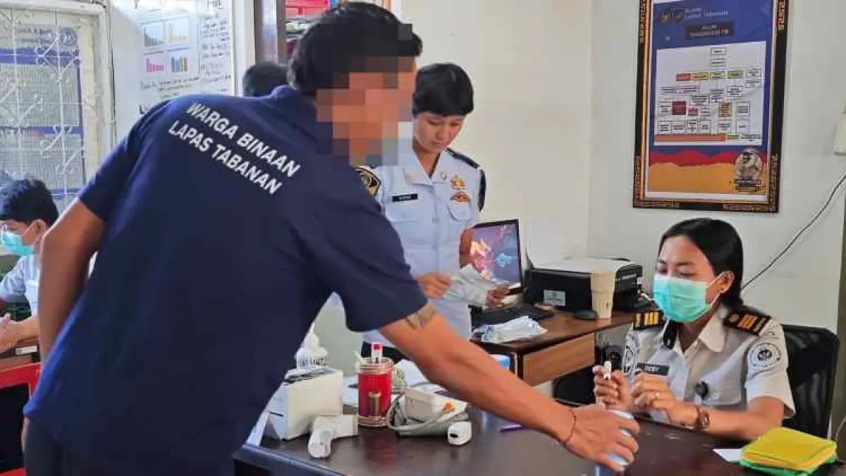 DITES URINE: Napi dan petugas Lapas Tabanan dites urine. (ist)