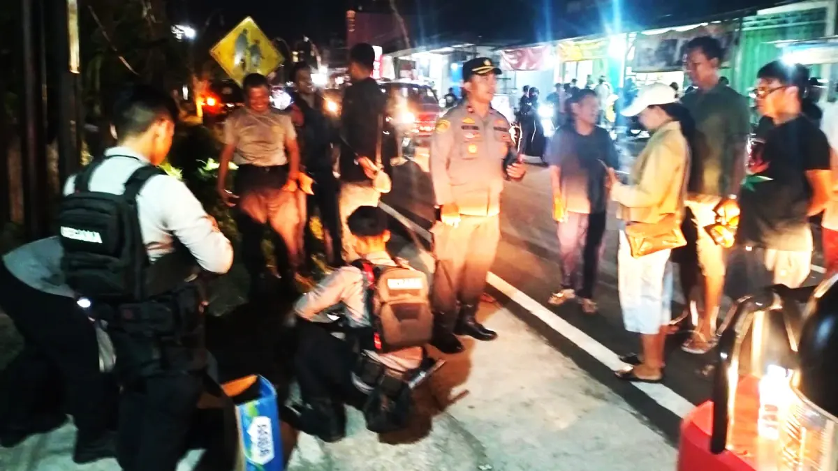 MENGHEBOHKAN: Tim Gegana Polda Bali mengamankan koper merah muda di Desa Pandak Gede , Kediri, Tabanan. (ist)