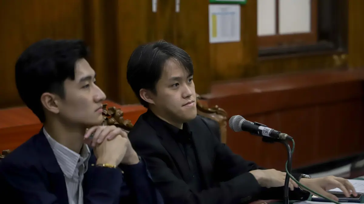 MENYIMAK SERIUS: Kuasa hukum PT Java Fortis Kimham Pentakosta dari MS&A Lawfirm (kanan) saat lanjutan sidang gugatan perdata di PN Surabaya Kamis 9 Juli 2026. (Alfian Rizal/Jawa Pos/radarbali.id)