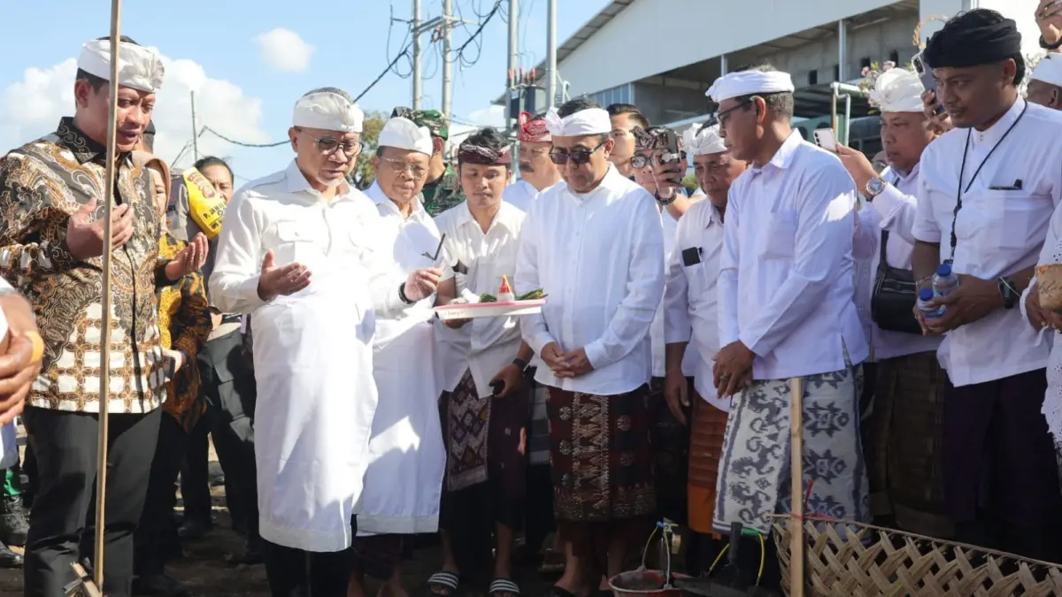 Wali Kota Denpasar, I Gusti Ngurah Jaya Negar bersama Wakil Wali Kota Denpasar, I Kadek Agus Arya Wibawa saat menghadiri seremoni peresmian pembangunan (groundbreaking) yang ditandai dengan menuangkan sampah ke tempat pembuangan sampah di Kawasan Kelurahan Pedungan, Denpasar Selatan, Rabu (8/7).