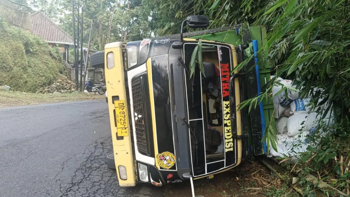TERGULING : Kecelakaan truk bernopol DR 875 AI yang dikemudikan Rudi Hartono di Jalan Nusantara, Kelurahan Cempaga, Kecamatan Bangli. (ist)