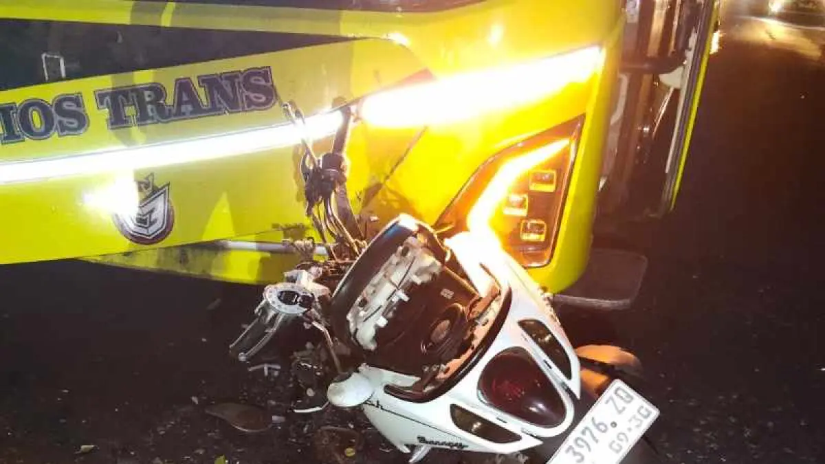 NAHAS DI JALAN RAYA : Kecelakaan lalu lintas di Banjar Munduk, Desa Pohsanten, Kecamatan Mendoyo, Blitar menyebabkan nyawa premotor tak terselamatkan. (foto: Polsek Mendoyo)
