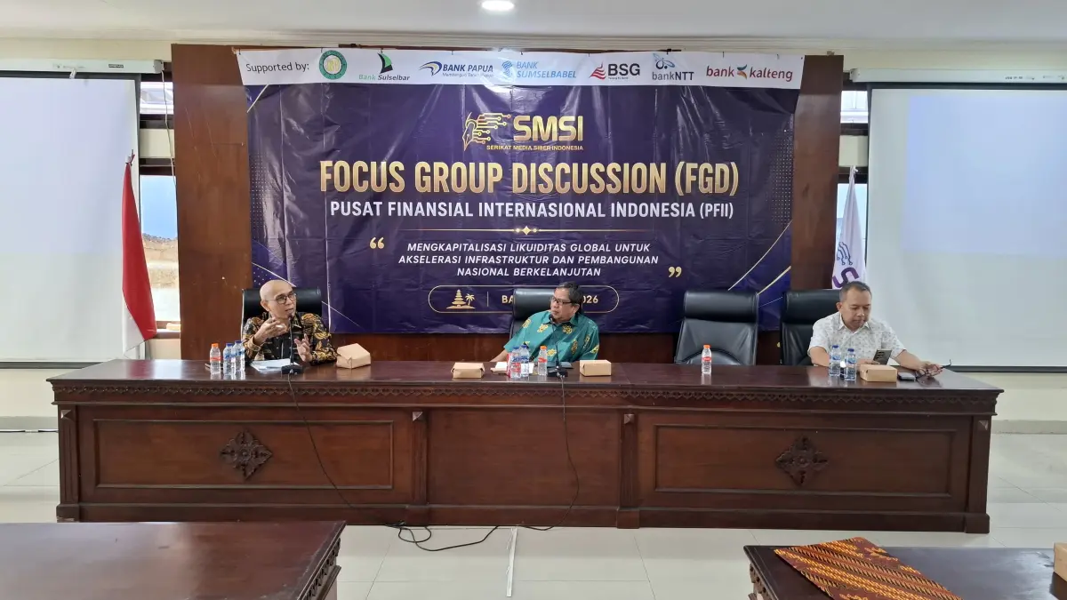NARASUMBER FGD: Dari kiri, Pakar Keuangan Dr. Agus Syabarrudin, moderator Wakil Ketua Umum SMSI Pusat Yono Hartono, dan Dewan Pakar PHRI Bali dan Anggota Pokja Gubernur Bali Bidang Ekonomi Perbankan Trisno Nugroho (10/7/2026).